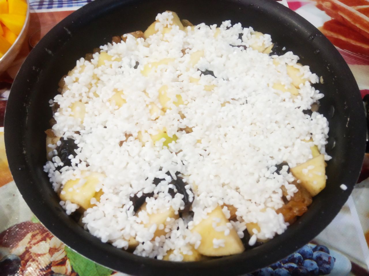 Плов  из тыквы и фруктов, полезный и вкусный: Посыпаем частью риса.
