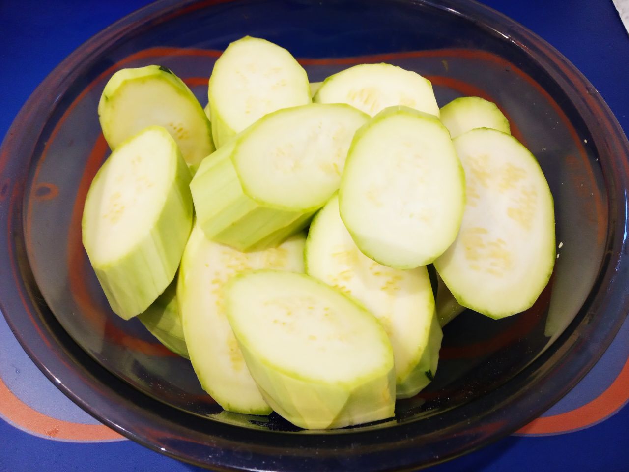 Запеченные кабачки в кляре, с сыром и помидорами: Кабачки разрезаем наискосок на полоски 1,5-2 см.