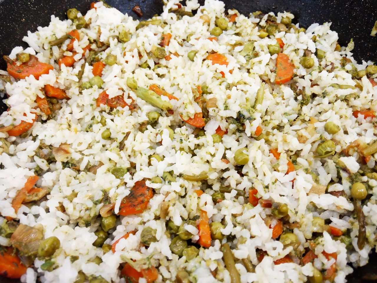 Тушеные овощи с рисом, брокколи и зелёным горошком, вкусно и полезно: Добавляем к овощам рис, соль и перец по вкусу, перемешиваем. Снимаем овощи с огня и посыпаем измельченной