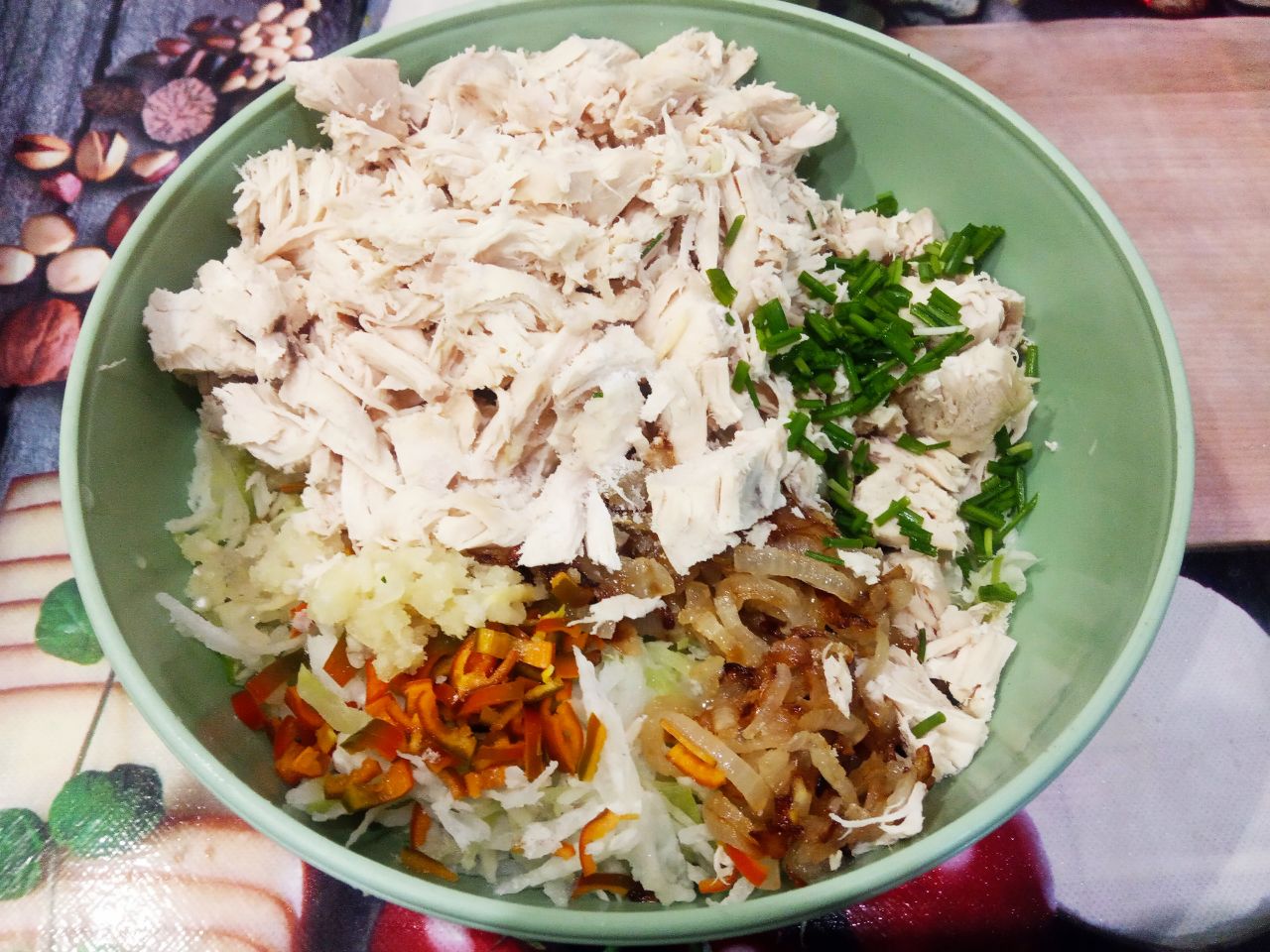 Салат из куриного мяса, редьки и жареного лука, сытный и вкусный: В миску или другую посуду складываем приготовленные ингредиенты для салата.