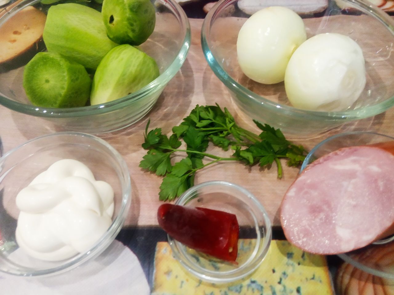 Салат из редьки, ветчины и жареного лука