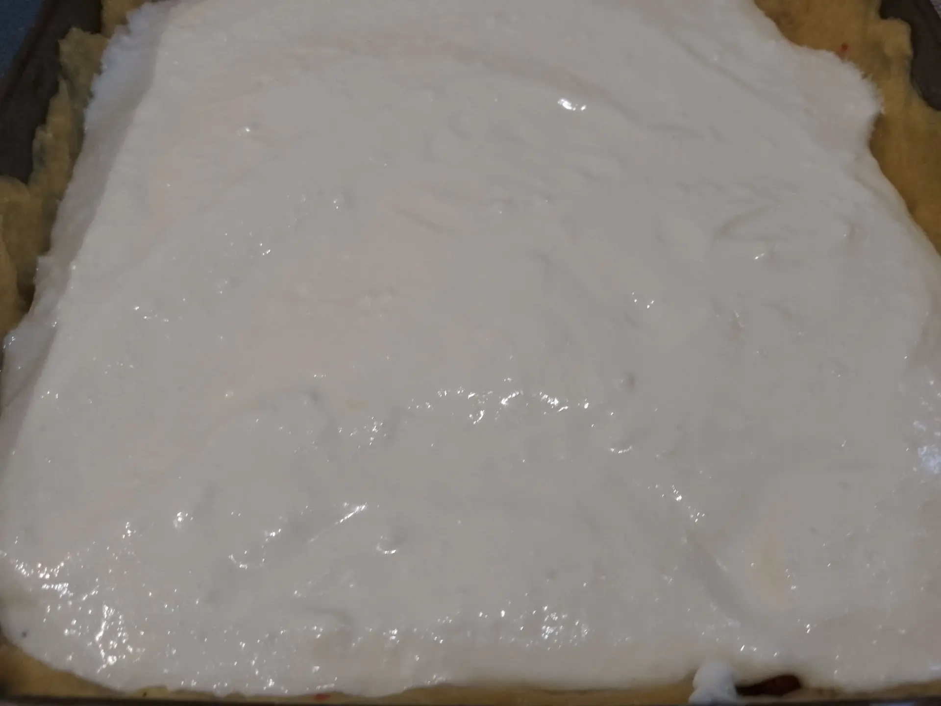 Песочный пирог с начинкой из творога, взбитых белков и ягод клубники: Выкладываем творожную начинку, разравниваем.