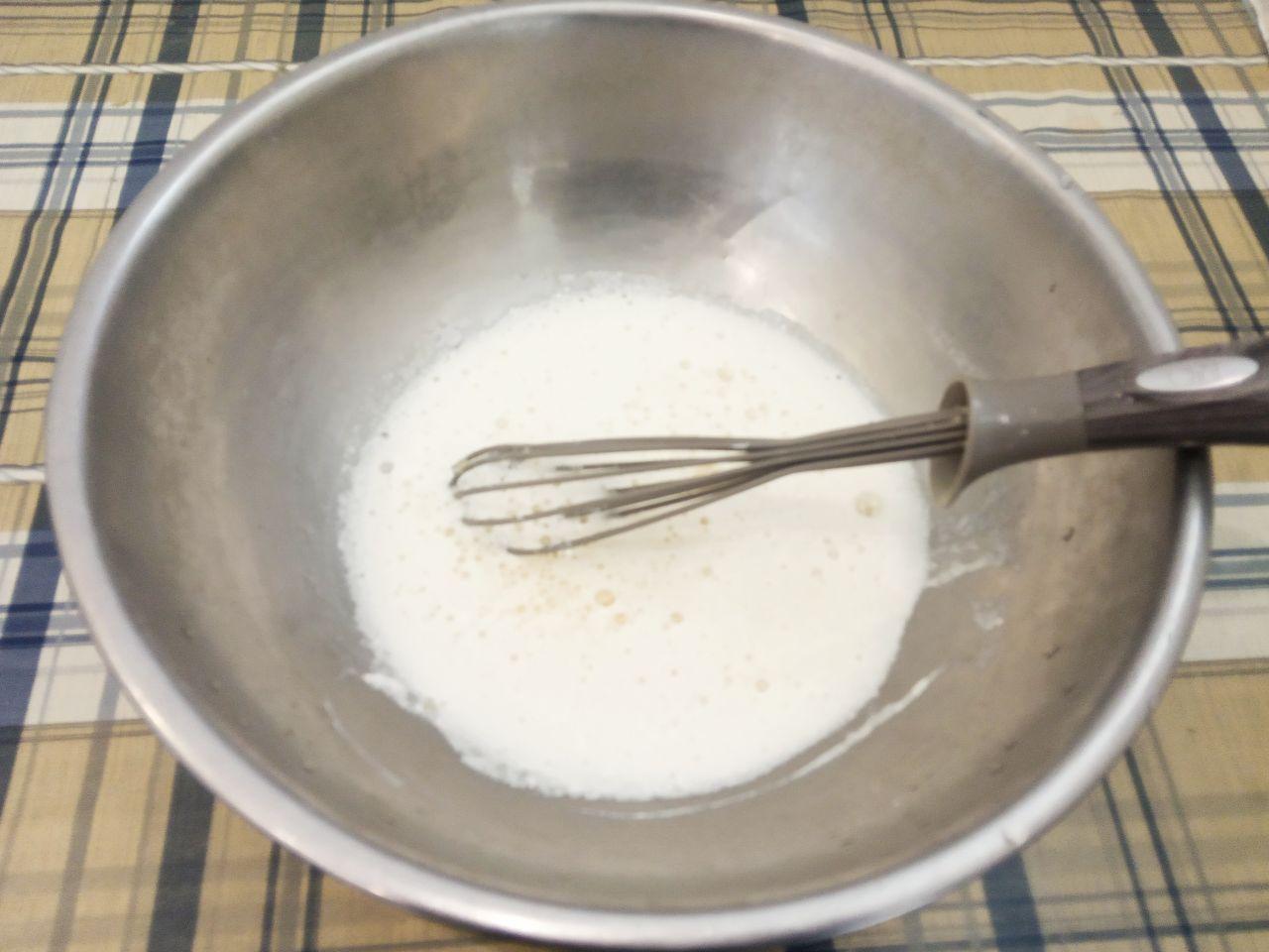 Булочки с шоколадной крошкой из дрожжевого теста на желтках: Вливаем подошедшие дрожжи, растительное масло, размешиваем венчиком.