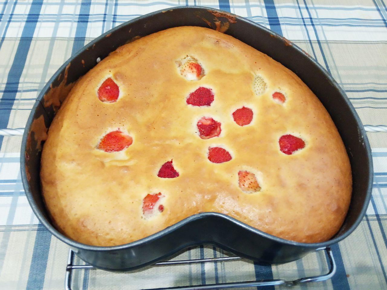 Простой рецепт пирога напоминающий торт, просто и вкусно: Ставим форму обратно в духовку и выпекаем еще около 20 минут, готовность проверяем зубочисткой.