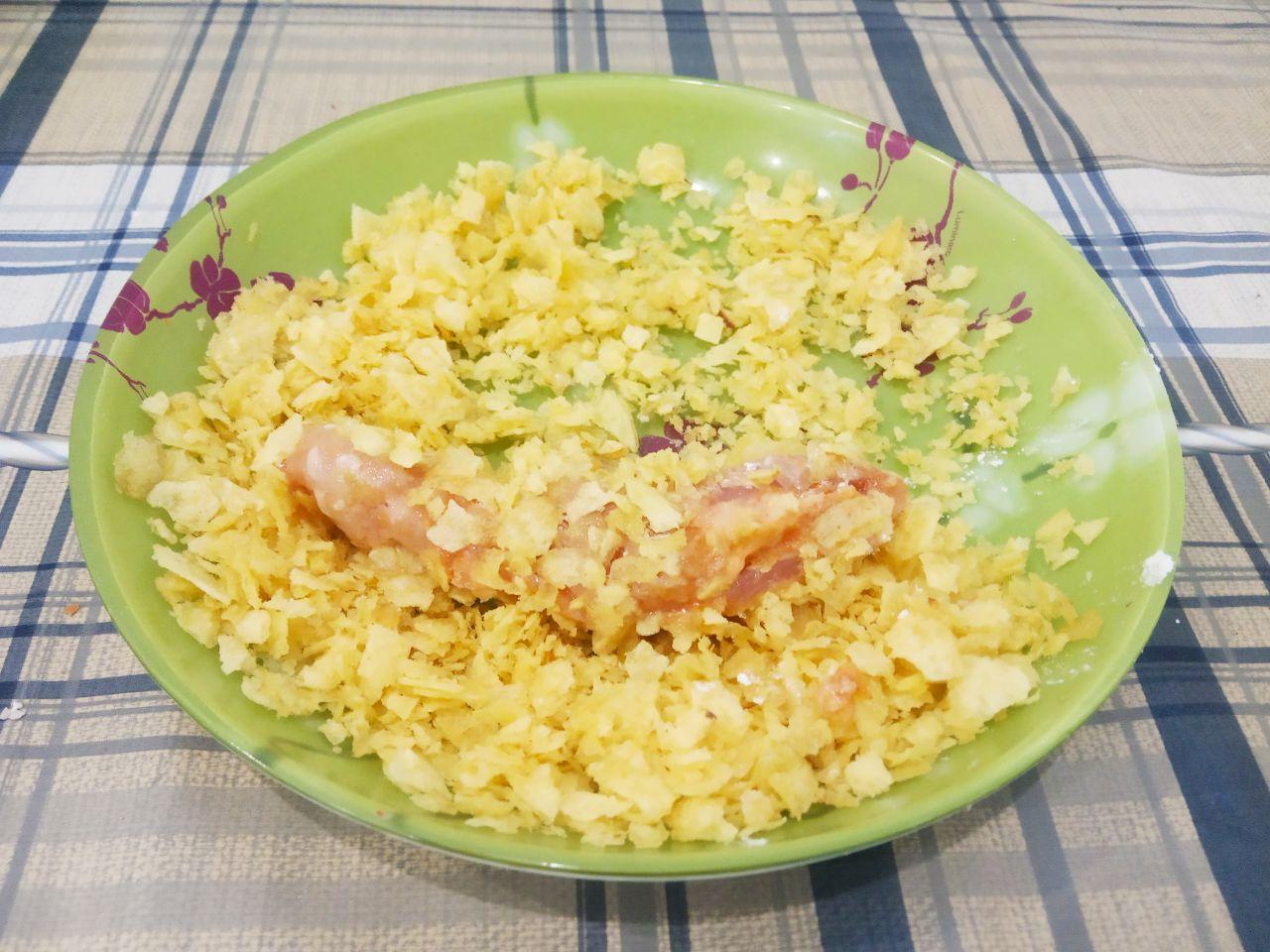 Куриные стрипсы, вкусно и аппетитно: Полоски филе обваливаем сначала в муке, затем в яйцах и в крошке из чипсов, укладываем на противень.
