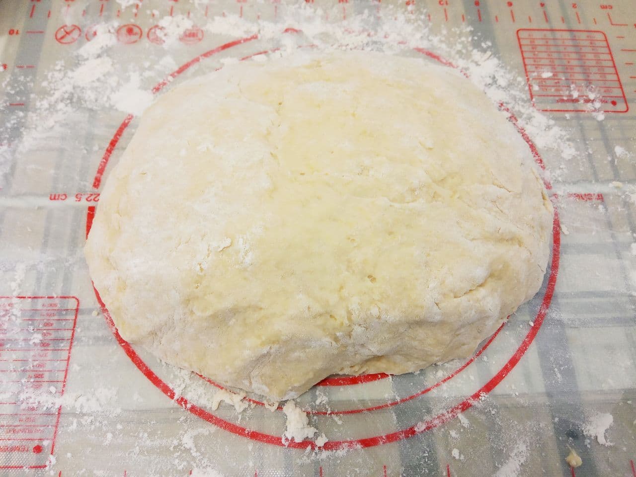 Пирожки с мясной начинкой из картофельного дрожжевого теста, жареные на сковороде: Когда тесто подойдет, размешиваем и выкладываем на посыпанную мукой поверхность.