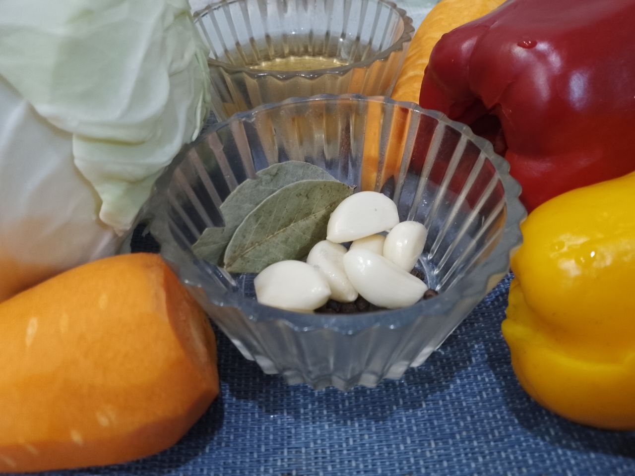 Капуста маринованная с перцем, морковью и чесноком