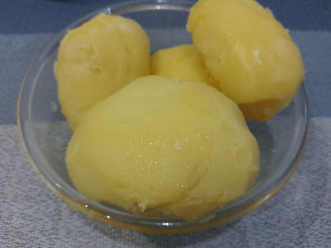 Салат из копченой щуки, картофеля и других ингредиентов: Картофель отвариваем, очищаем и нарезаем кубиками или продолговатыми брусочками.