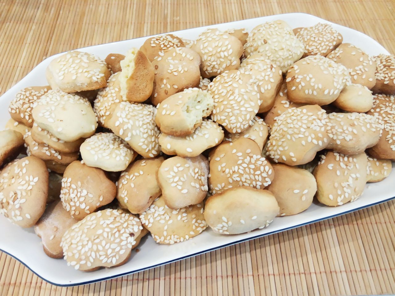 Домашнее песочное и рассыпчатое печенье, с кунжутом: Достаем печенье из духовки и складываем на блюдо.