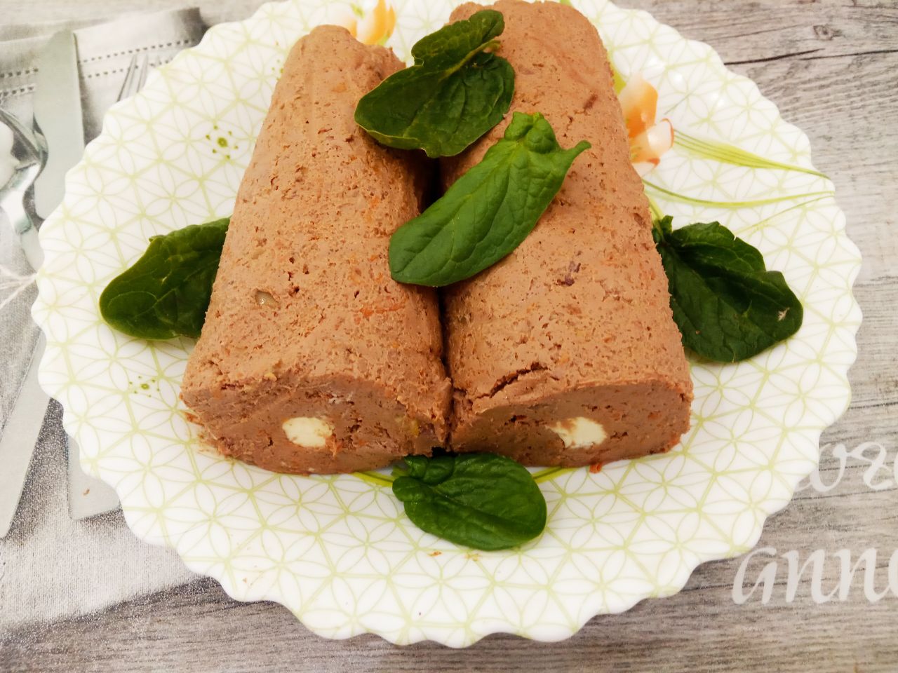 Бутерброды с паштетом из куриной печени и зеленью