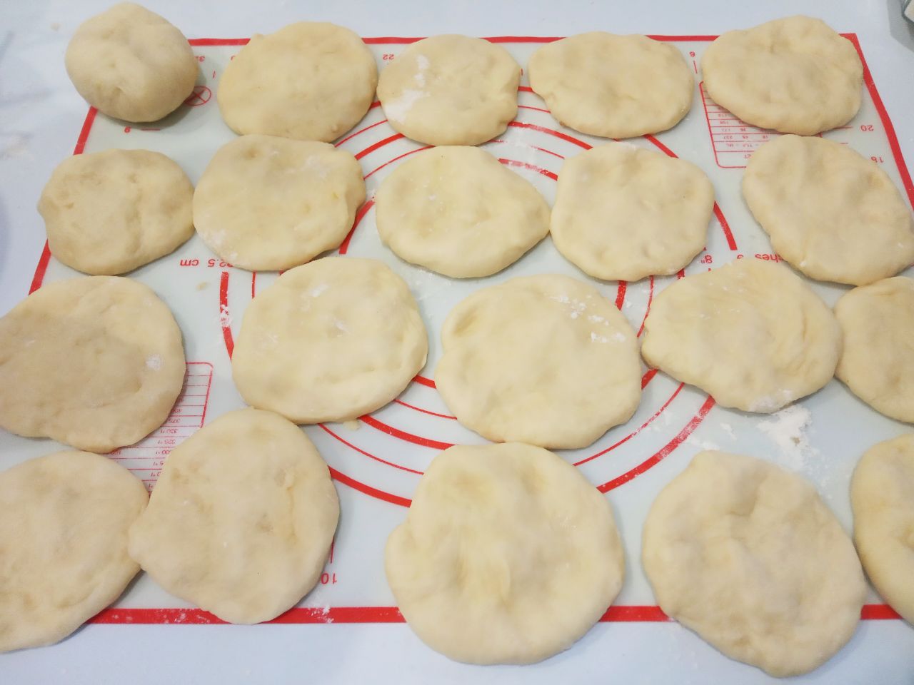 Простой рецепт сочных и воздушных пирожков с яблоками: Колобки разравниваем и кладем на середину сахар и измельченные яблоки.