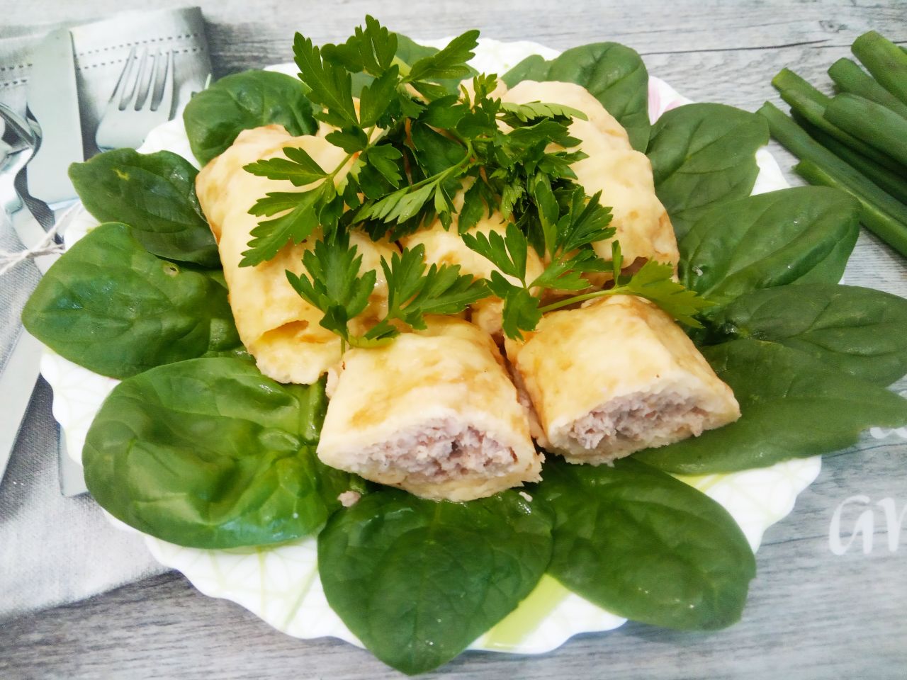 Аппетитные сырные блинчики с мясной начинкой