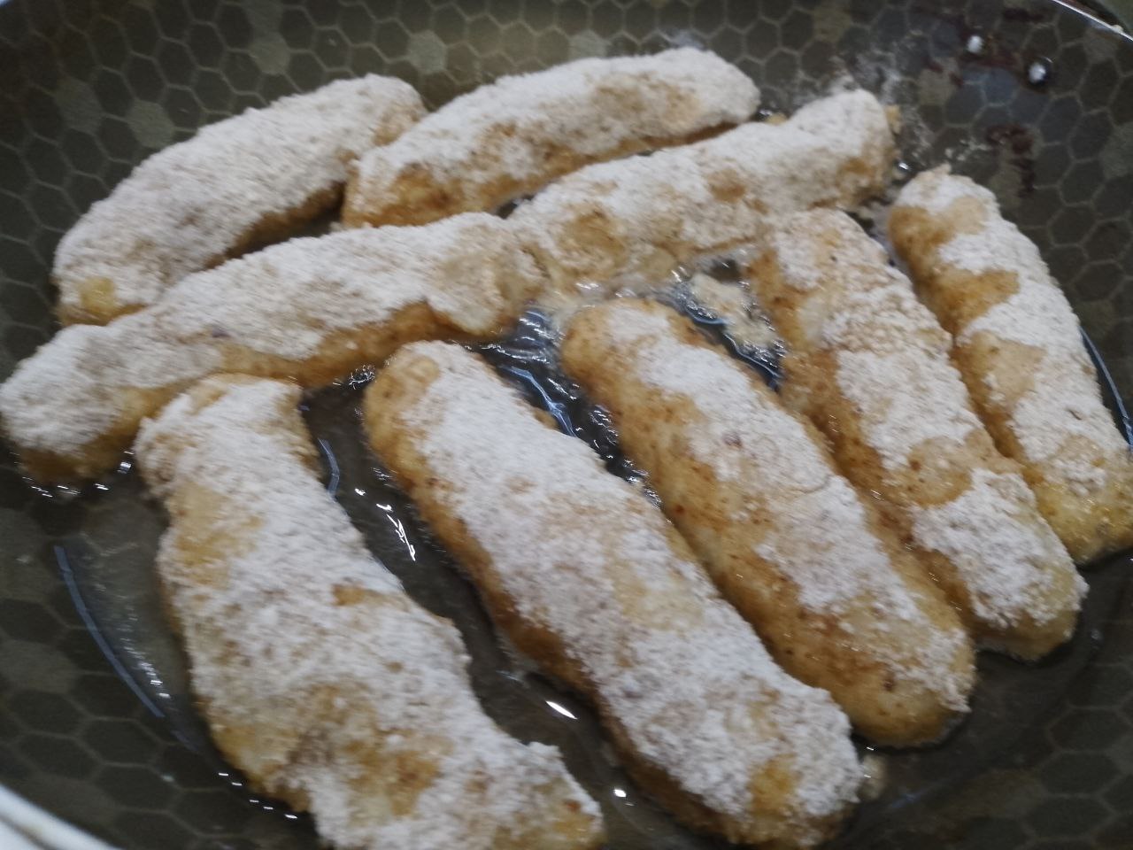 Рыбные палочки в кляре и панировочных сухарях: Разогреваем сковороду с растительным маслом, укладываем палочки на сковороду и обжариваем на небольшом огне с