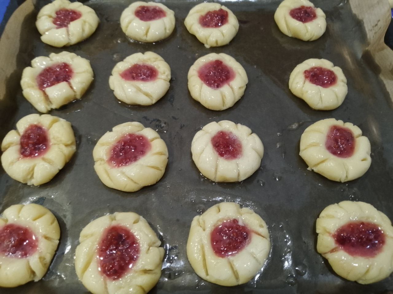 Домашнее рассыпчатое песочное печенье с джемом: У меня малиновое варенье, так как оно не очень густое, я добавила крахмал, размешиваем. Лучше использовать