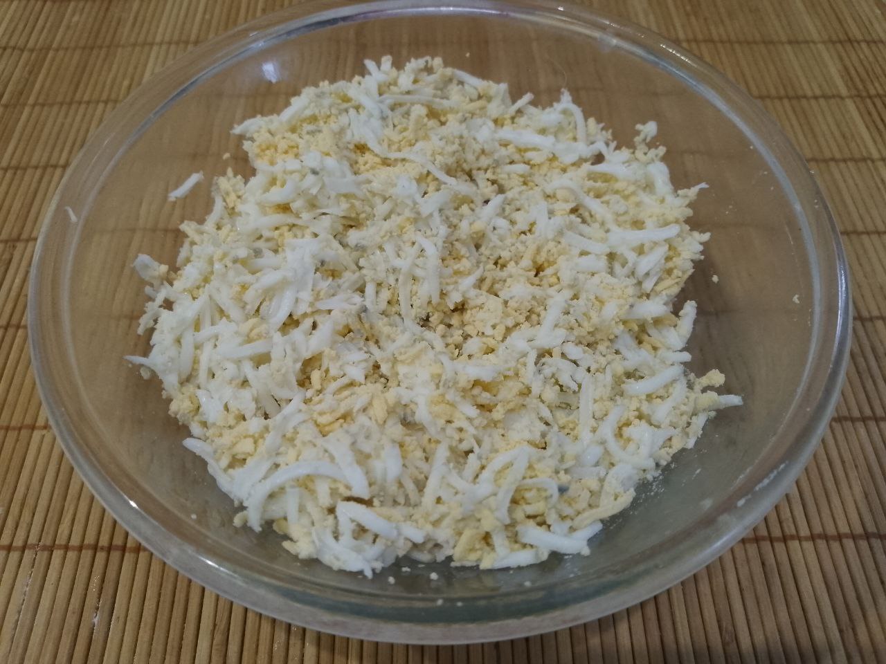 Котлеты с начинкой из яиц и сыра, в кляре, вкусные и сытные: Приготовим начинку, вареные яйца натираем на средней терке.