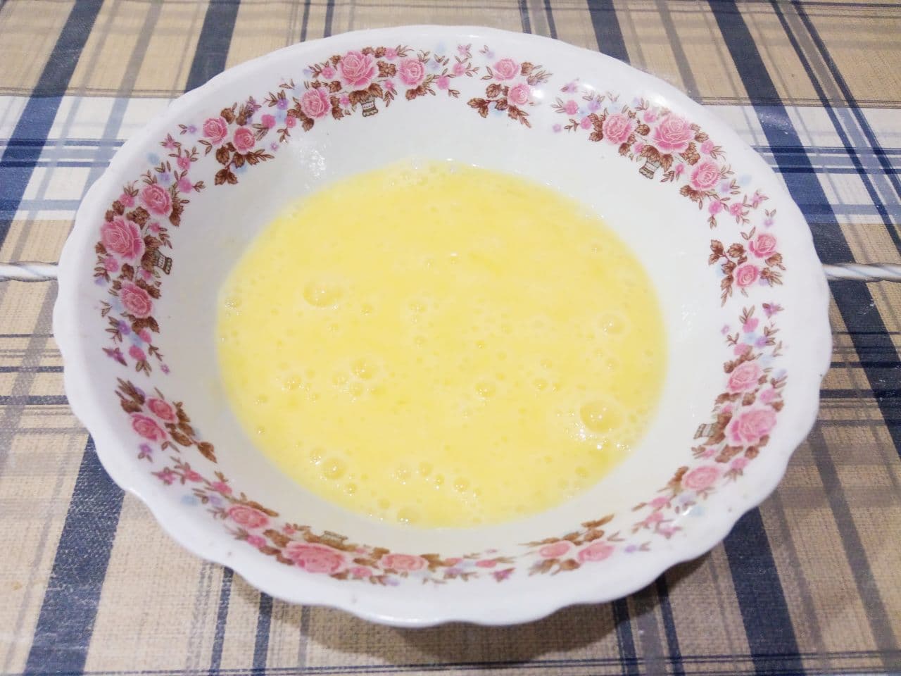 Быстрый вкусный завтрак, бутерброды с начинкой в яичном кляре: Соединяем взбитые яйца с растопленным маслом, размешиваем.