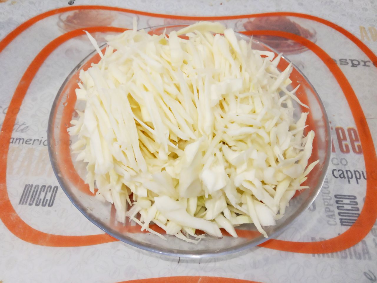 Простой рецепт красного борща, просто и вкусно: Капусту промываем и мелко нарезаем, кладем в борщ, варим до рамягчения.