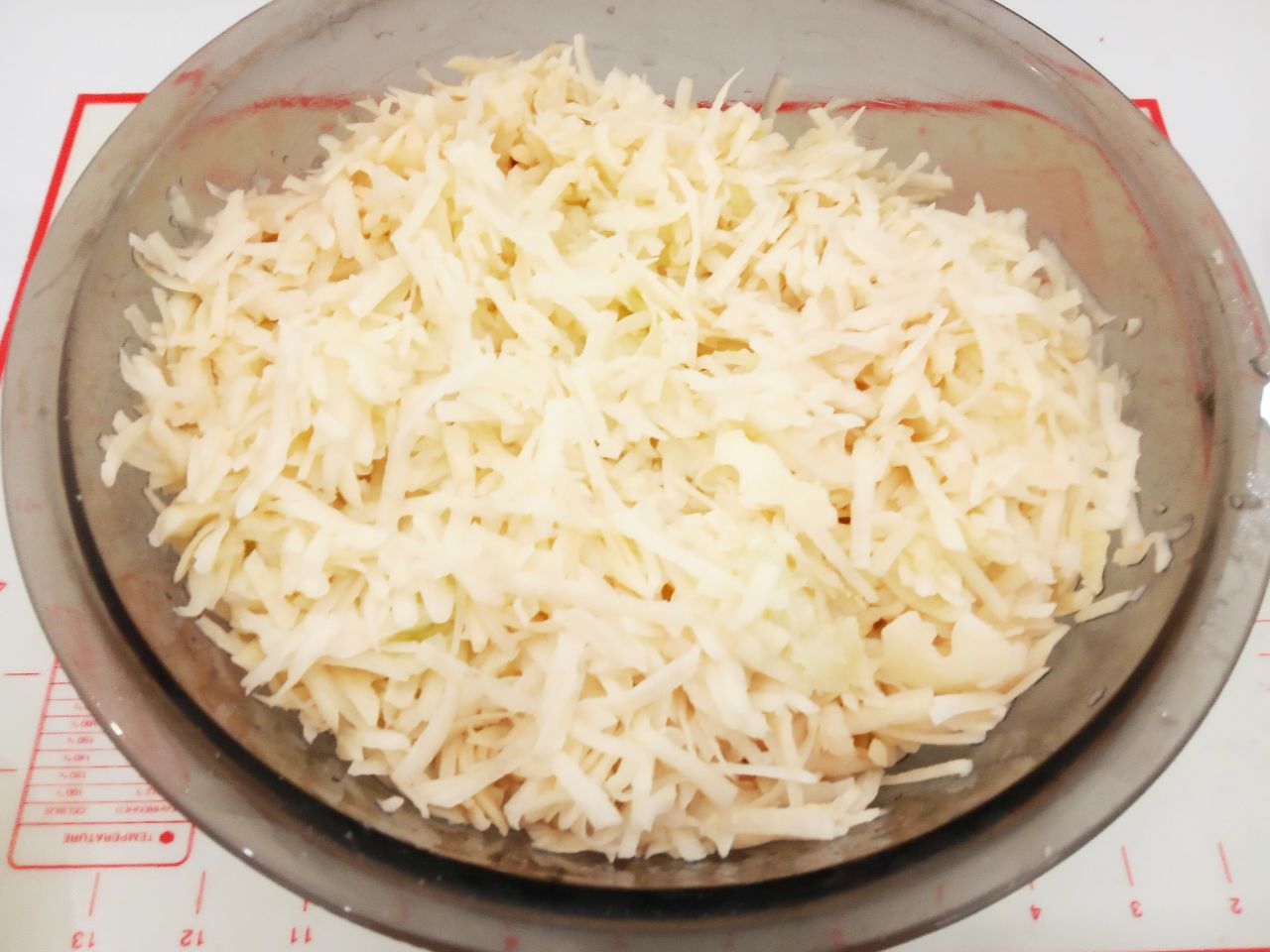 Картофельные колдуны с фаршем и сыром, вкусно и сытно: Картофель заливаем холодной водой.