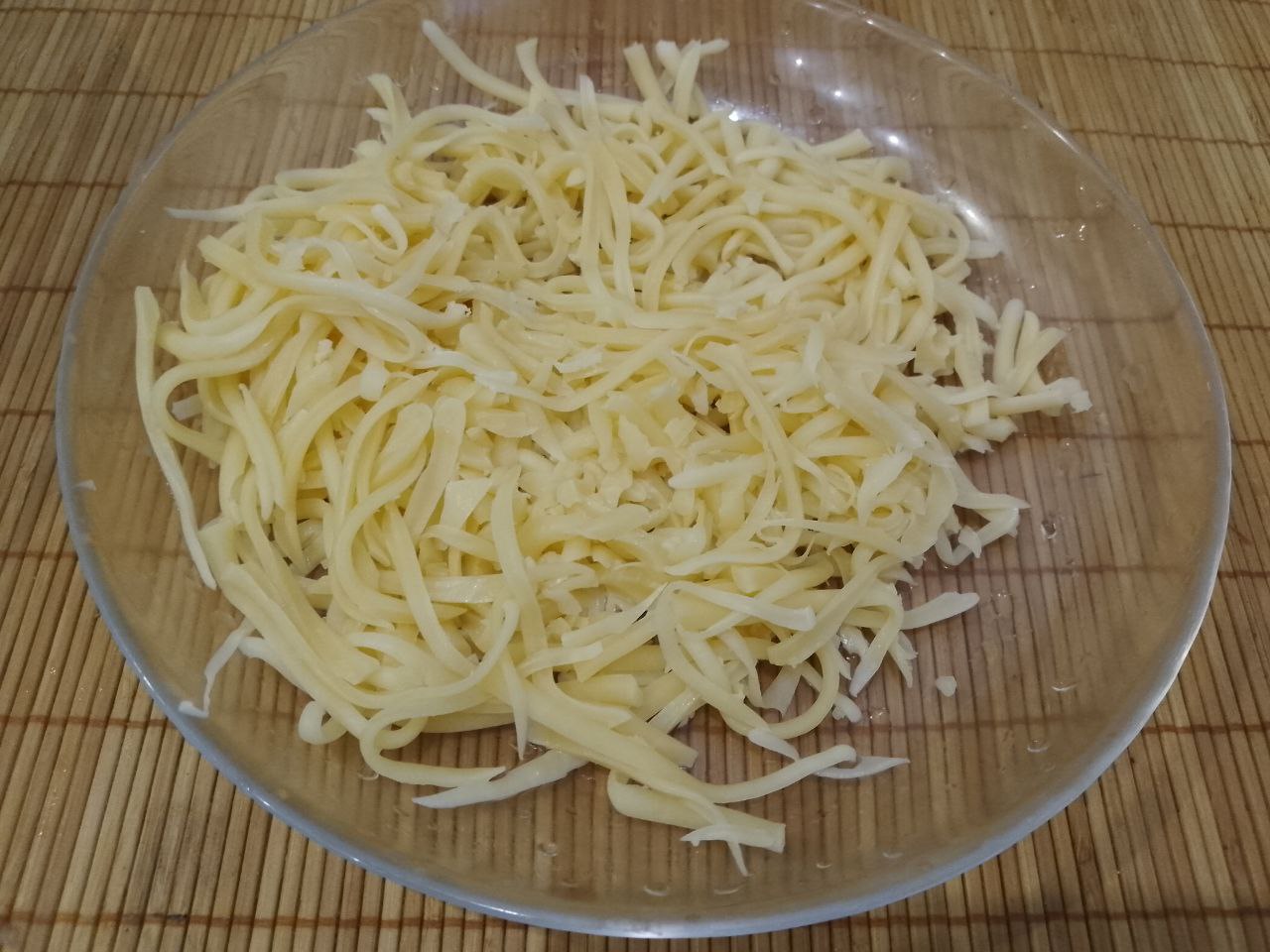 Запеченные в духовке, баклажаны с овощами, фаршем и сыром: Твердый сыр натираем на терке.
