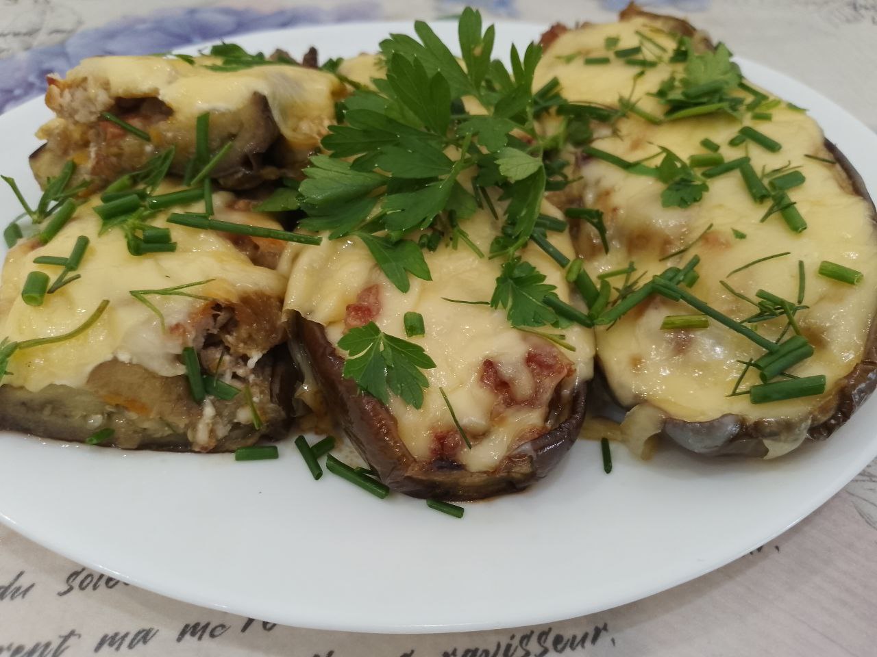 Запеченные в духовке, баклажаны с овощами, фаршем и сыром