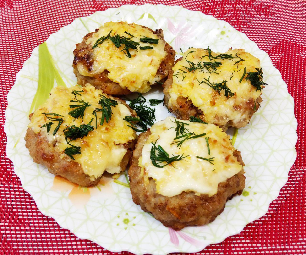 Сочные мясные гнезда с начинкой: Духовку разогреваем до 180 С, ставим противень с гнездами и доводим до готовности.Гнезда получаются нежными и