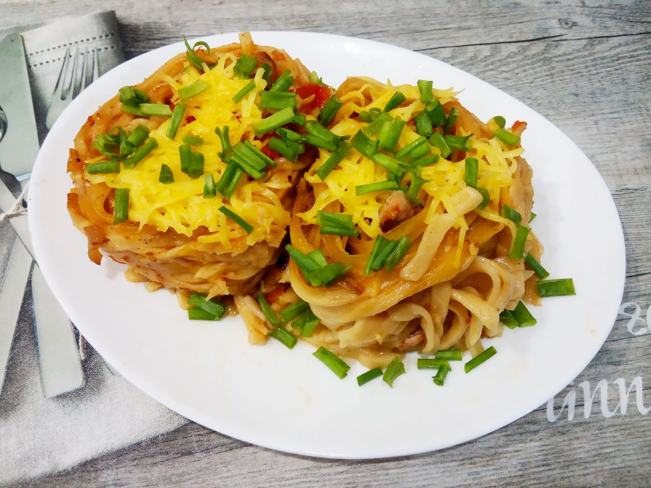 Макаронные гнёзда с мясом и сыром, в соусе
