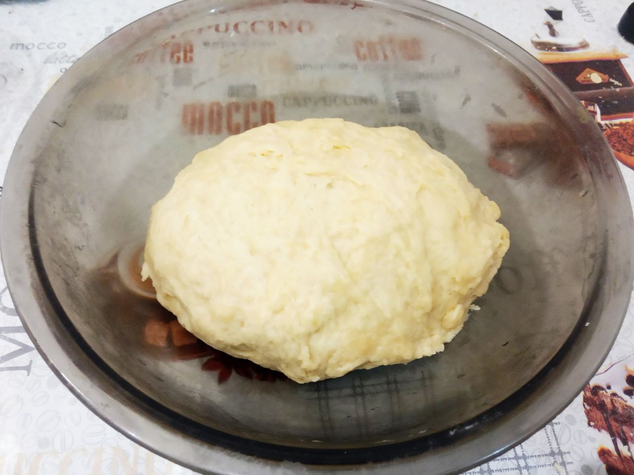 Простой рецепт пирожков из теста на растительном масле, с мясной начинкой: Добавляем в холодную воду соль, размешиваем и частями добавляем в растертую мучную крошку. Замешиваем мягкое