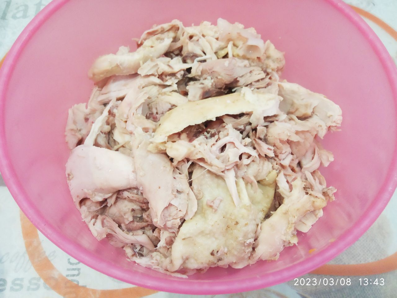 Бутерброды с куриным паштетом, вкусно и сытно: Достаем мясо, охлаждаем и отделяем мясо в отдельную посуду.