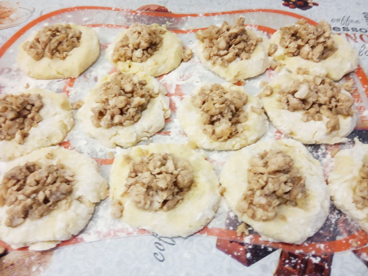 Картофельные пирожки с начинкой из куриного филе и лука: На середину лепешек накладываем начинку и формируем пирожки.