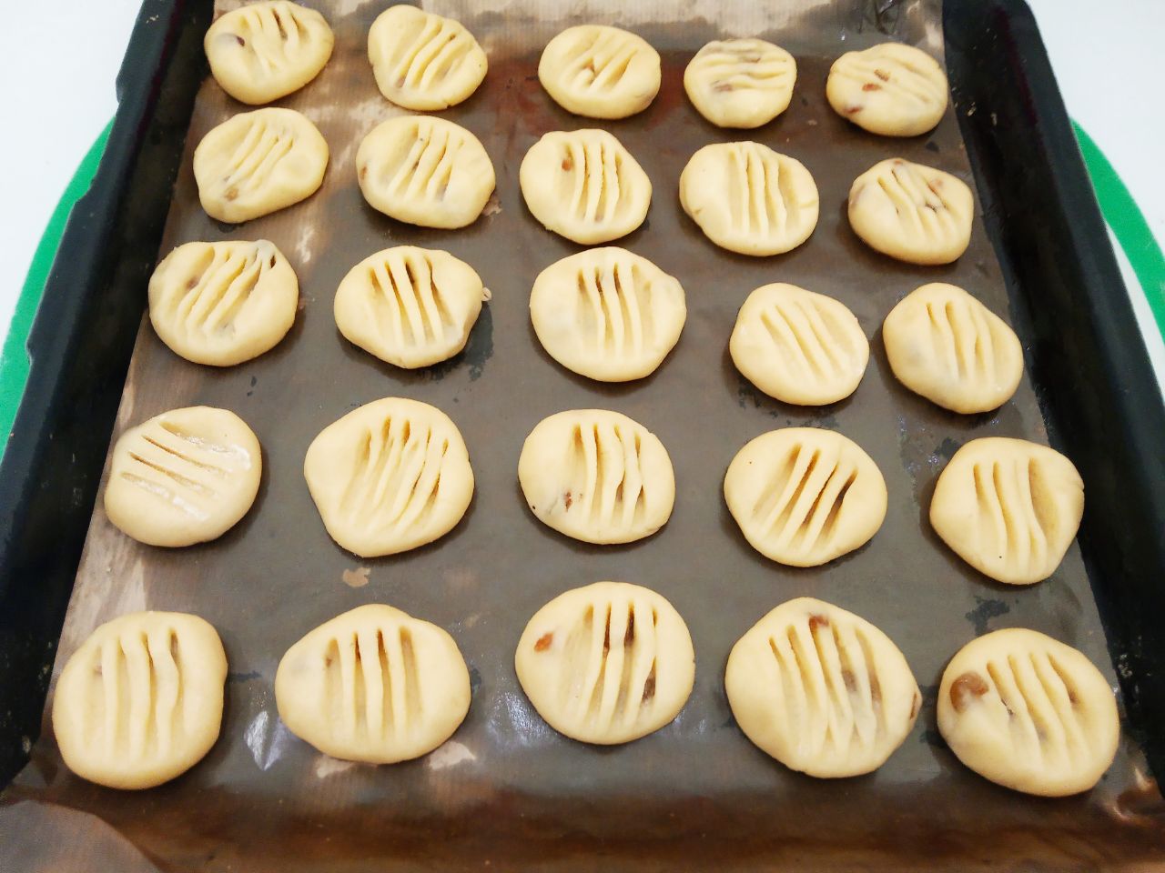 Домашнее печенье с изюмом и крахмалом, рассыпчатое и нежное: Духовку разогреваем до 180 С и ставим противень с печеньем для выпекания.