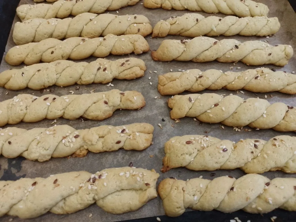 Песочное печенье в сахарной глазури и кунжуте: Разогреваем духовку до 180 С и выпекаем печенье около 15 минут, в зависимости от духовки.