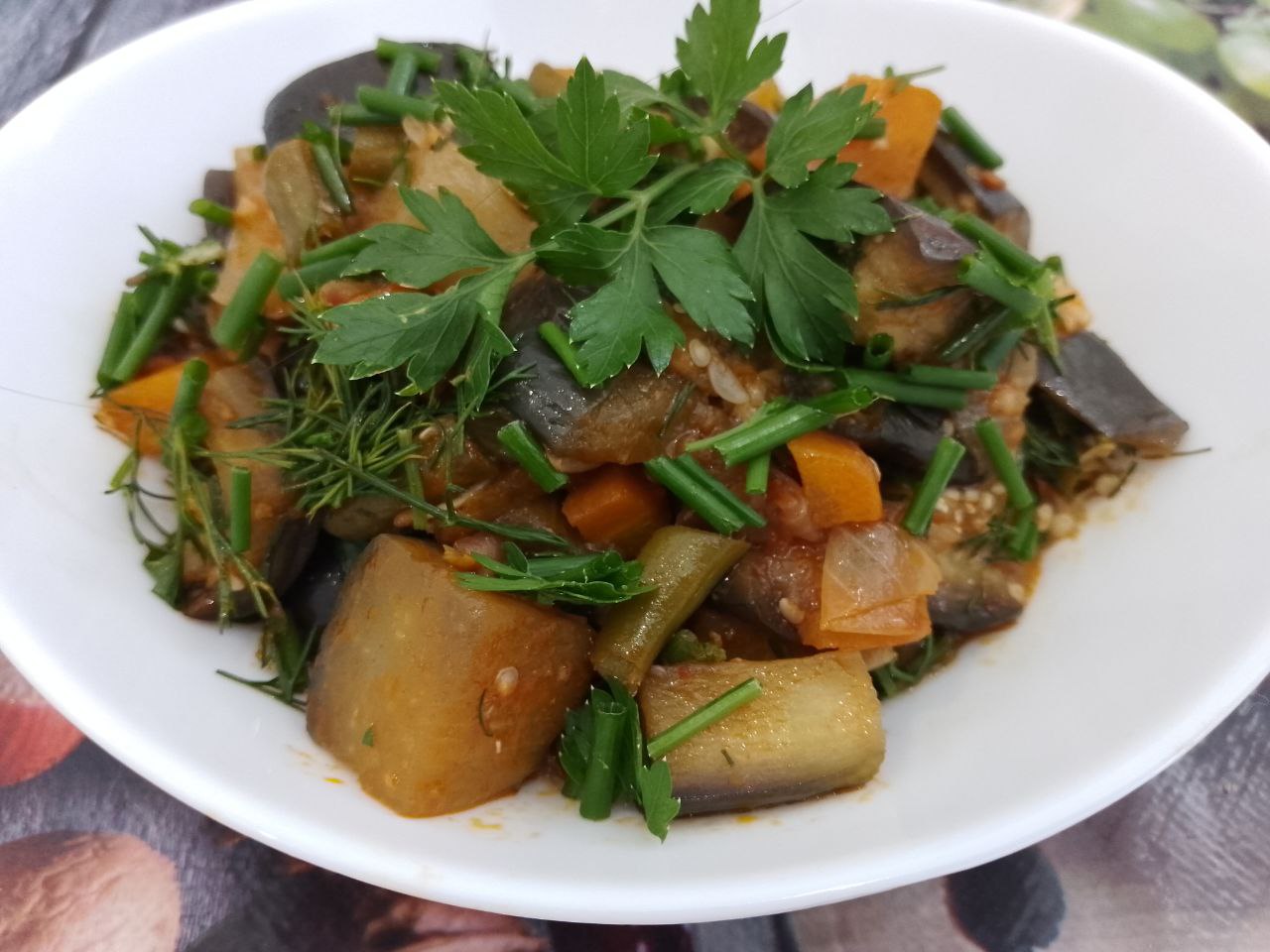 Тушеные баклажаны с помидорами и овощами, вкусно и полезно