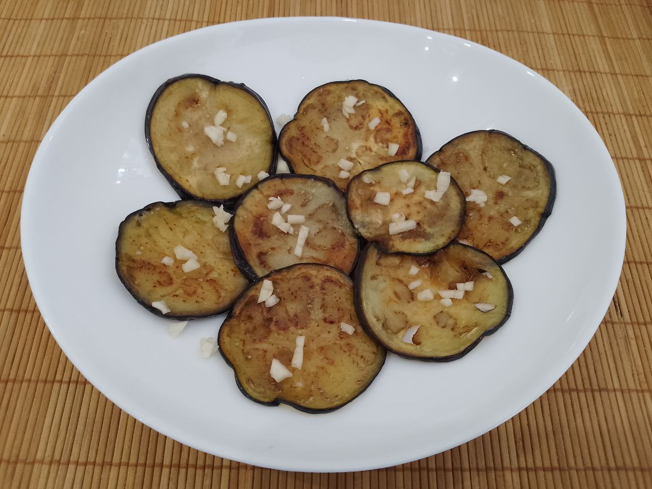 Салат из жареных баклажанов, помидоров, перца, чеснока и зелени, вкусный и аппетитный: Следующий ряд измельченный чеснок.