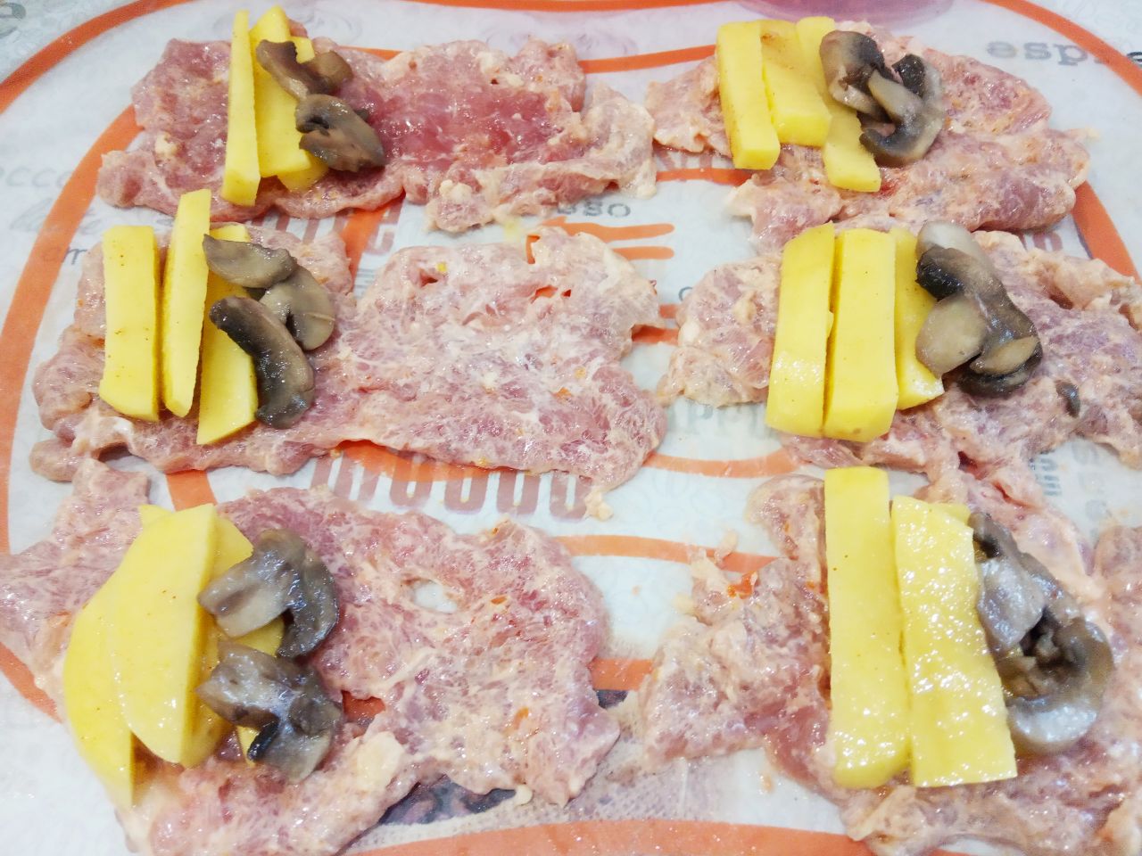 Мясные рулетики с начинкой, вкусно и аппетитно: На полоски мяса выкладываем по 3 брусочки картофеля и грибы.