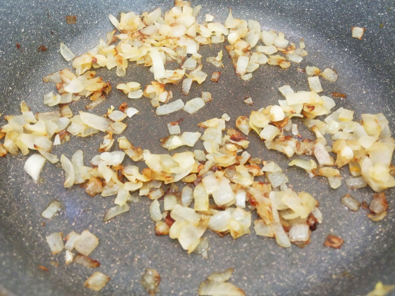 Котлеты из рубленого куриного филе, жареного лука и манной крупы: Сковороду разогреваем с растительным маслом, выкладываем измельченный лук и обжариваем до золотистого цвета.