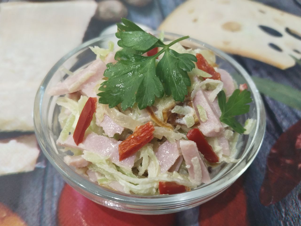Салат из редьки, ветчины и жареного лука