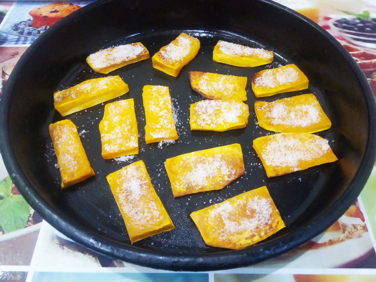 Запеченная тыква в духовке, с сахаром или мёдом, вкусно и полезно: Посыпаем сахаром или поливаем капельками мёда, можно смазать сливочным маслом и ставим обратно в духовку.