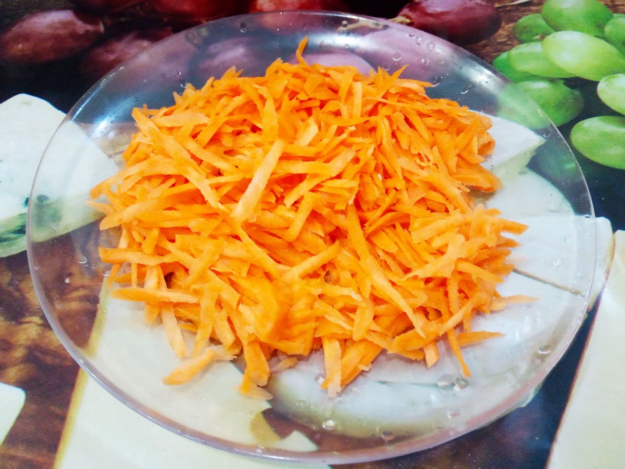 Паштет из куриной печени, вкусно и просто: Морковь очищаем, промываем и натираем на крупной терке.