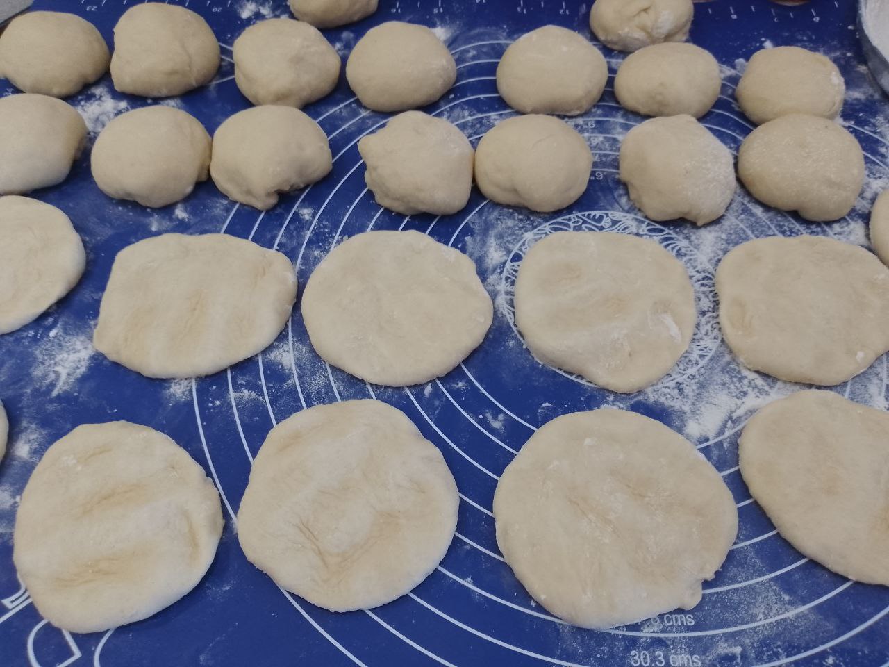 Пирожки из дрожжевого теста на сметане, с мясной начинкой, жареные на сковороде: Когда тесто увеличится в объеме, выкладываем на рабочую поверхность  и разделяем на колобки.