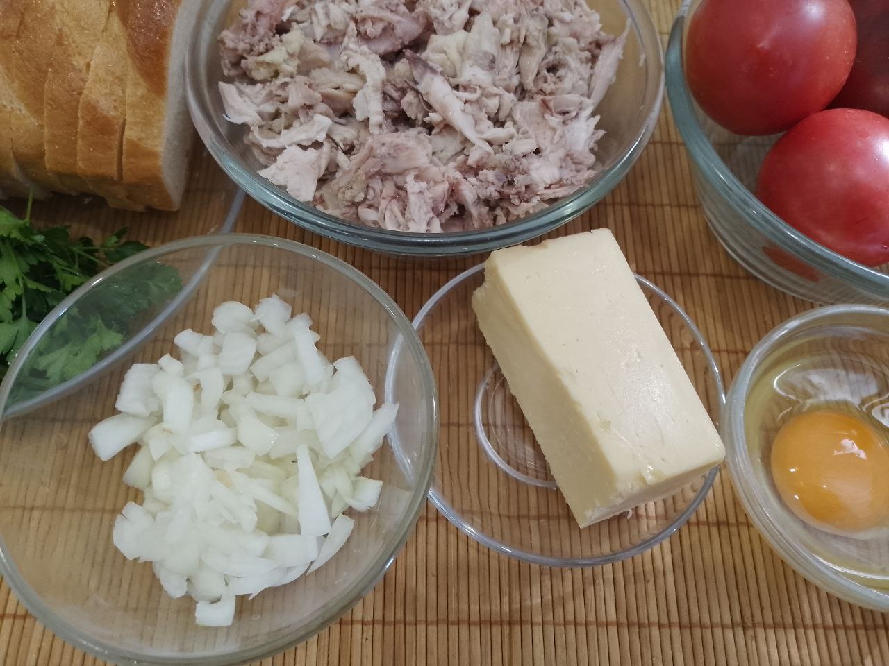 Горячие бутерброды с куриным мясом и сыром, сытные и аппетитные
