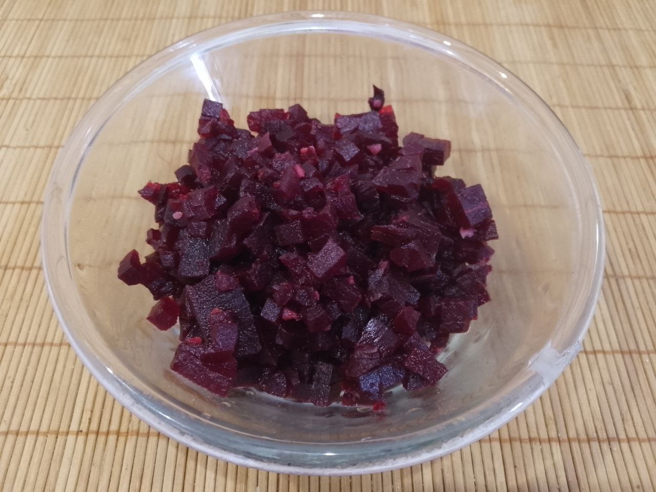 Салат из куриного мяса, свеклы и овощей, полезный и сытный: Свеклу и морковь нарезаем кубиками или соломкой.