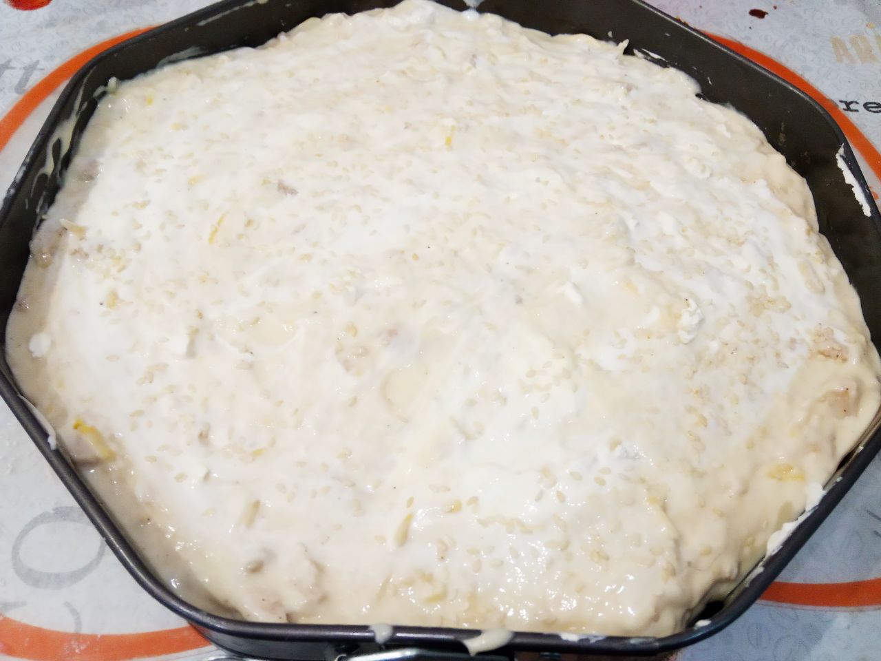 Заливной мясной пирог на кефире с сыром, вкусный и аппетитный: Посыпаем сверху пирог ещё кунжутом по вкусу.