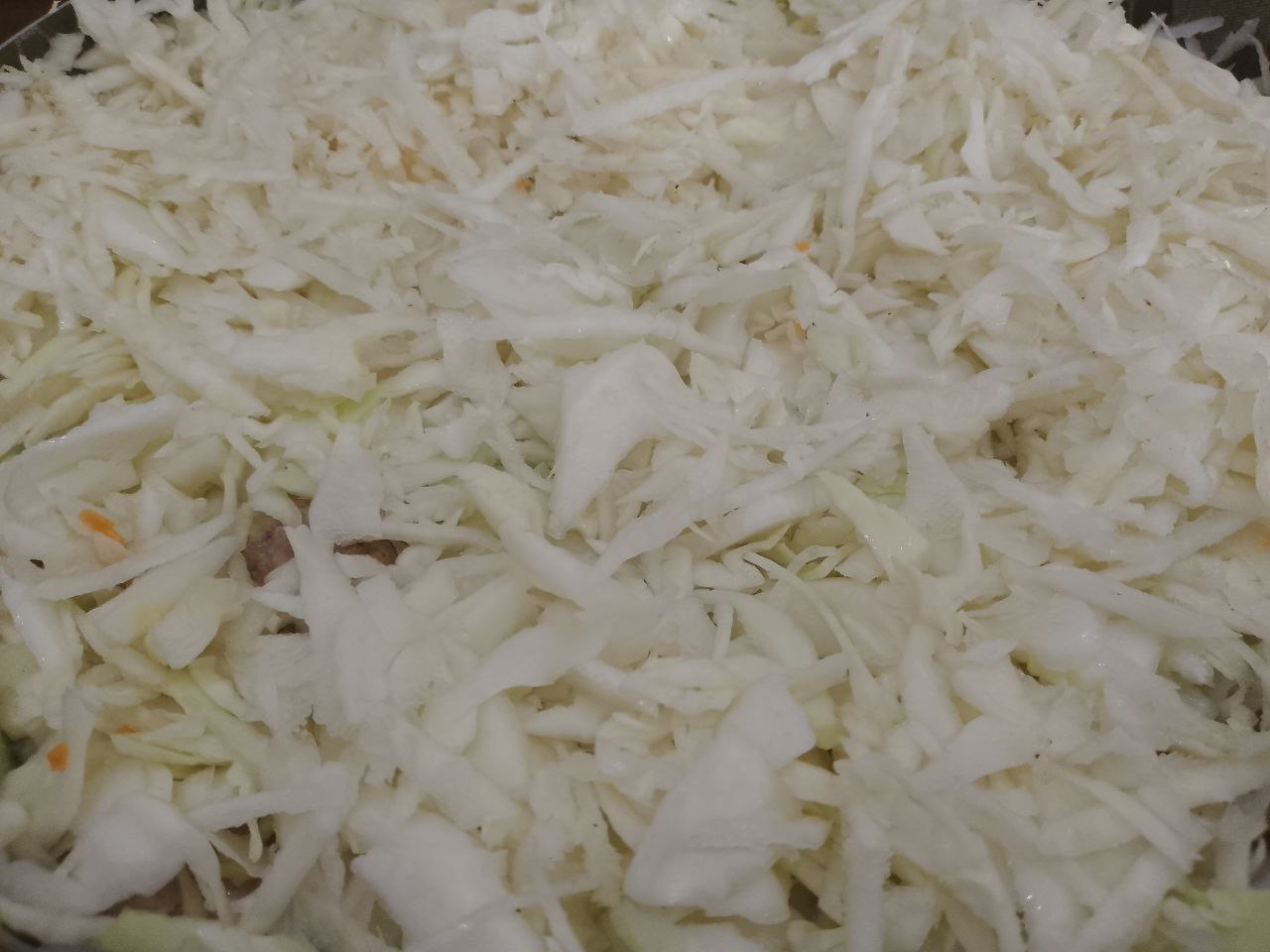 Капуста тушеная в сметане с мясными шариками, просто и вкусно: Выкладываем капусту, перемешиваем, добавляем полстакана горячей воды, накрываем крышкой и тушим на медленном