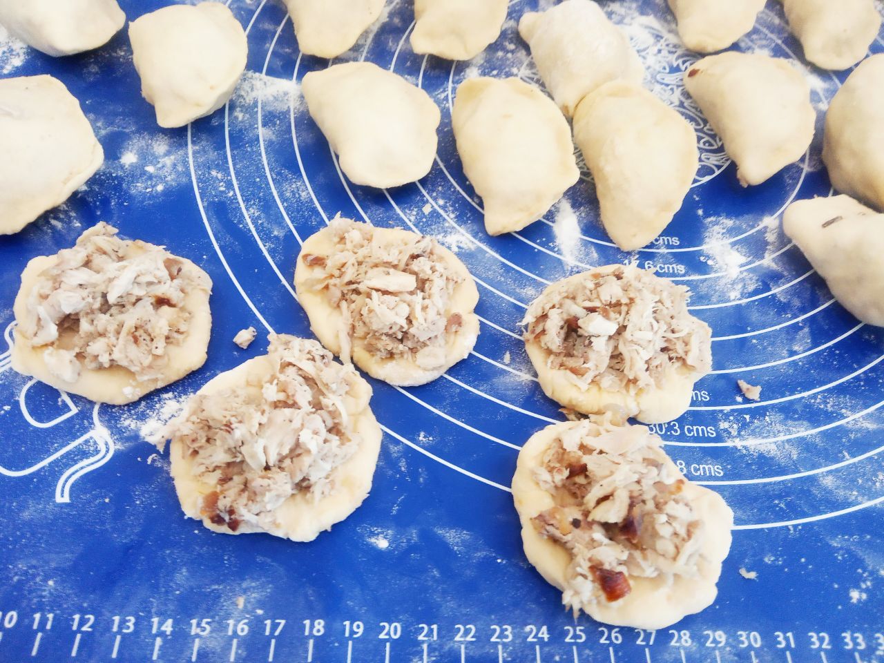 Вареники с куриным мясом и жареным луком: На кружочки кладем мясную начинку, соединяем края и защипываем.