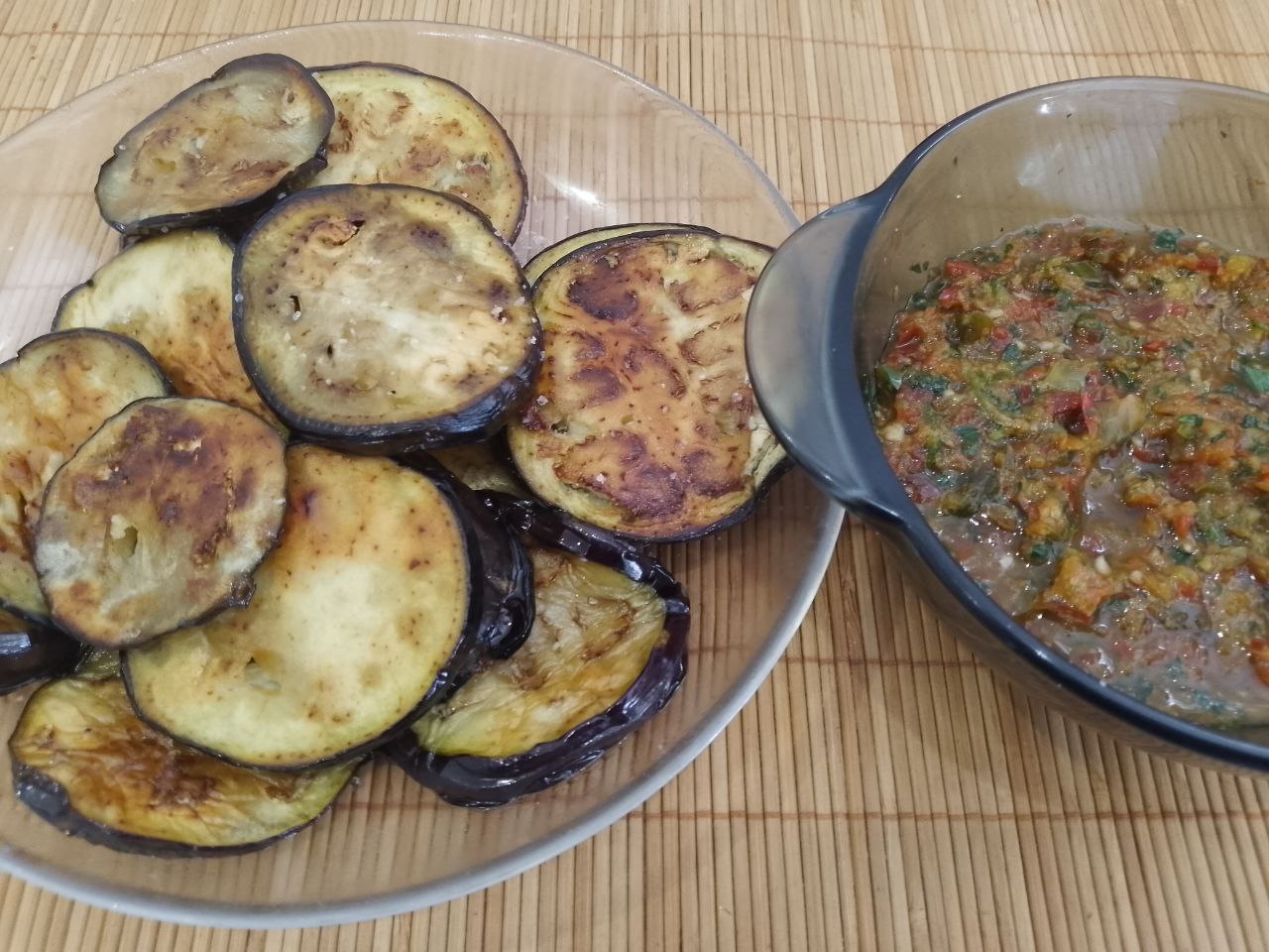 Жареные баклажаны с перцем и зеленью: Перечную массу солим по вкусу, добавляем сахар и винный уксус или лимонный сок, я добавила лимонный сок.