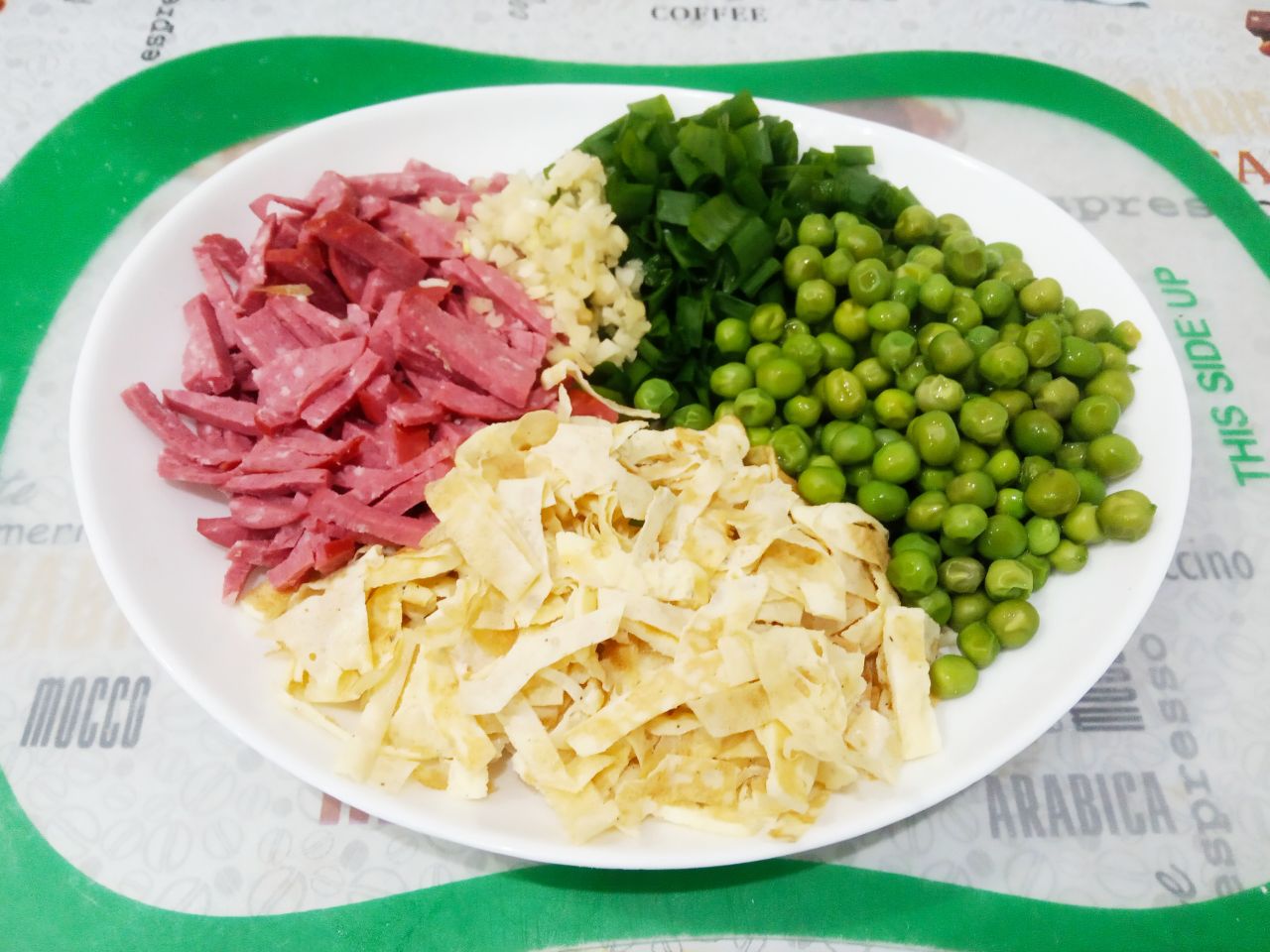 Простой рецепт салата, вкусный и сытный: Соединяем все ингредиенты, добавляем соль по вкусу и майонез, перемешиваем.