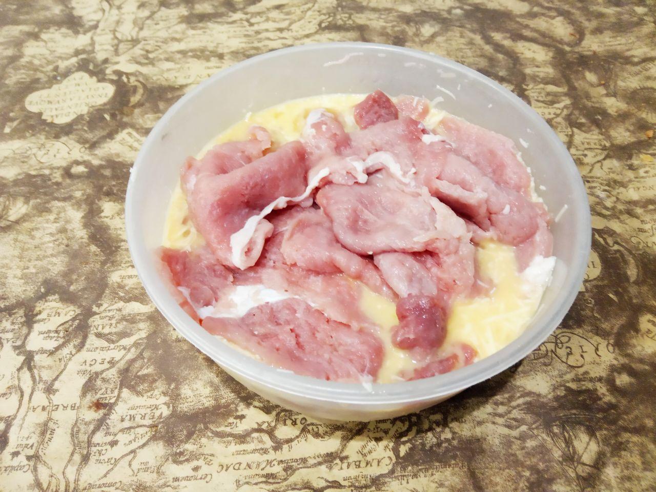 Сочные и вкусные отбивные из свинины в сырно-яичном кляре: В яично-сырную смесь выкладываем приготовленное отбитое мясо, перемешиваем и оставляем на полчаса.