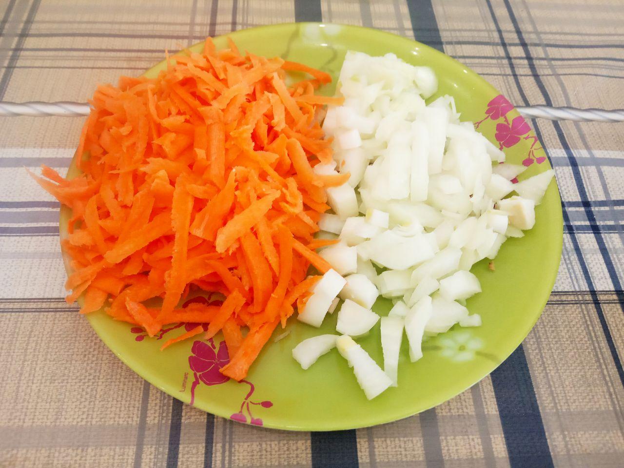 Воздушные вареники с тушеной капустой, приготовленные на пару: Лук мелко измельчаем, а морковь натираем на крупной терке.