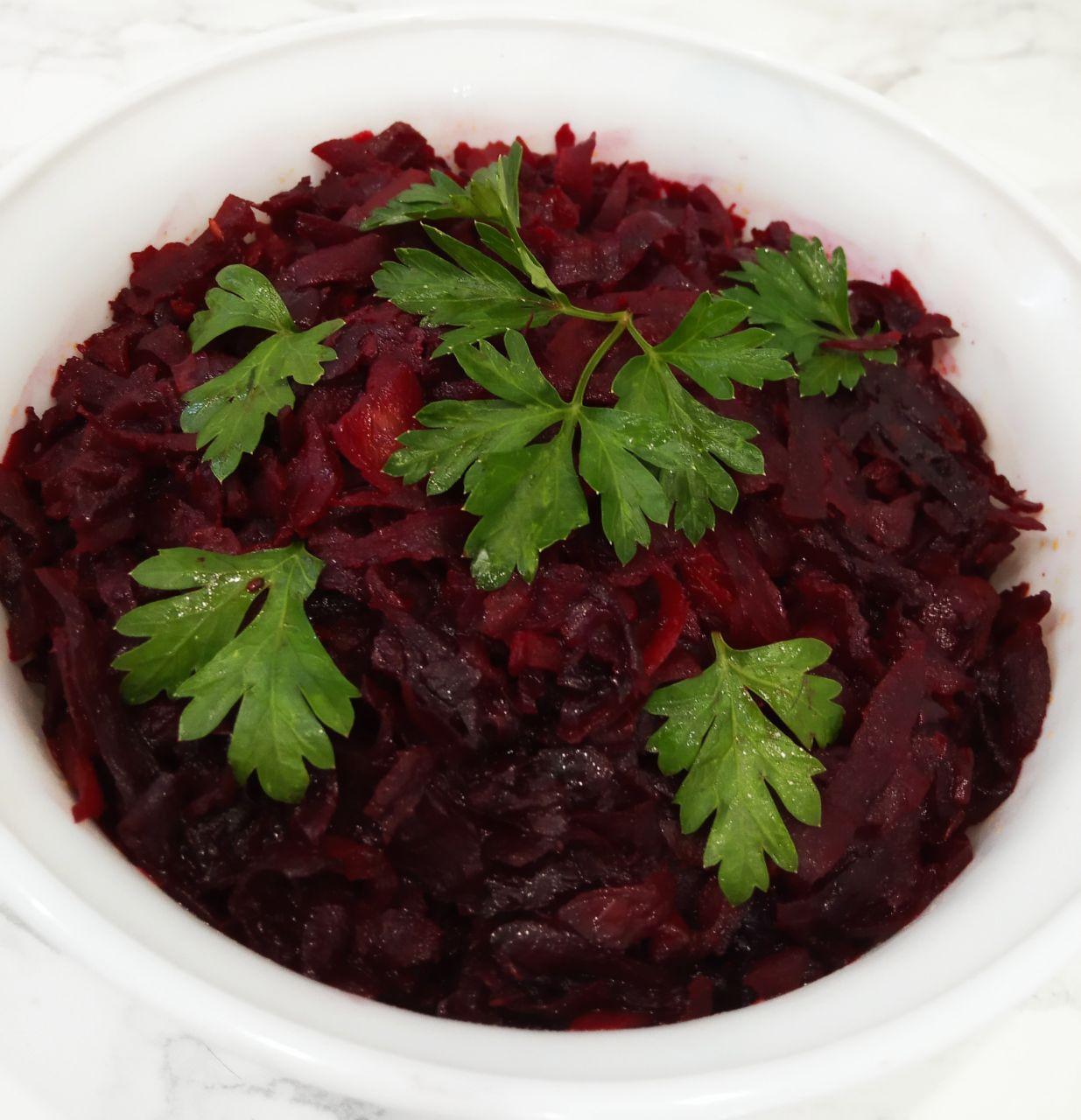 Тушеная свёкла с овощами, вкусно и полезно: Затем снимаем свеклу с огня и можно кушать. Тушеная свёкла вкусная и аппетитная.
