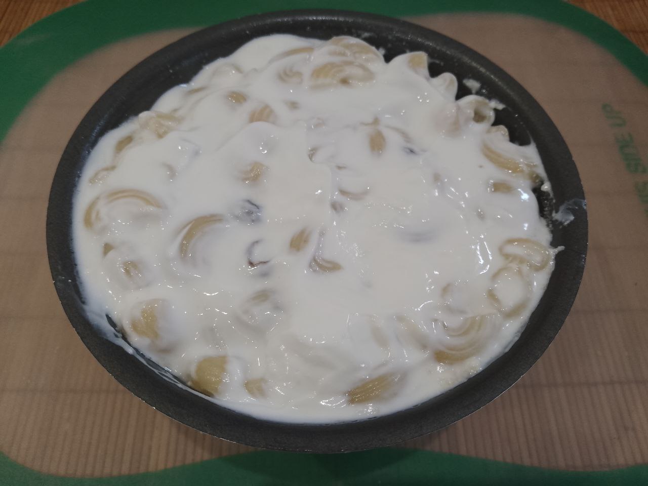 Запеканка из макарон, творога и изюма, просто и вкусно: Форму смазываем сливочным маслом и выкладываем макаронную массу с творогом. Сверхху смазываем сметаной.